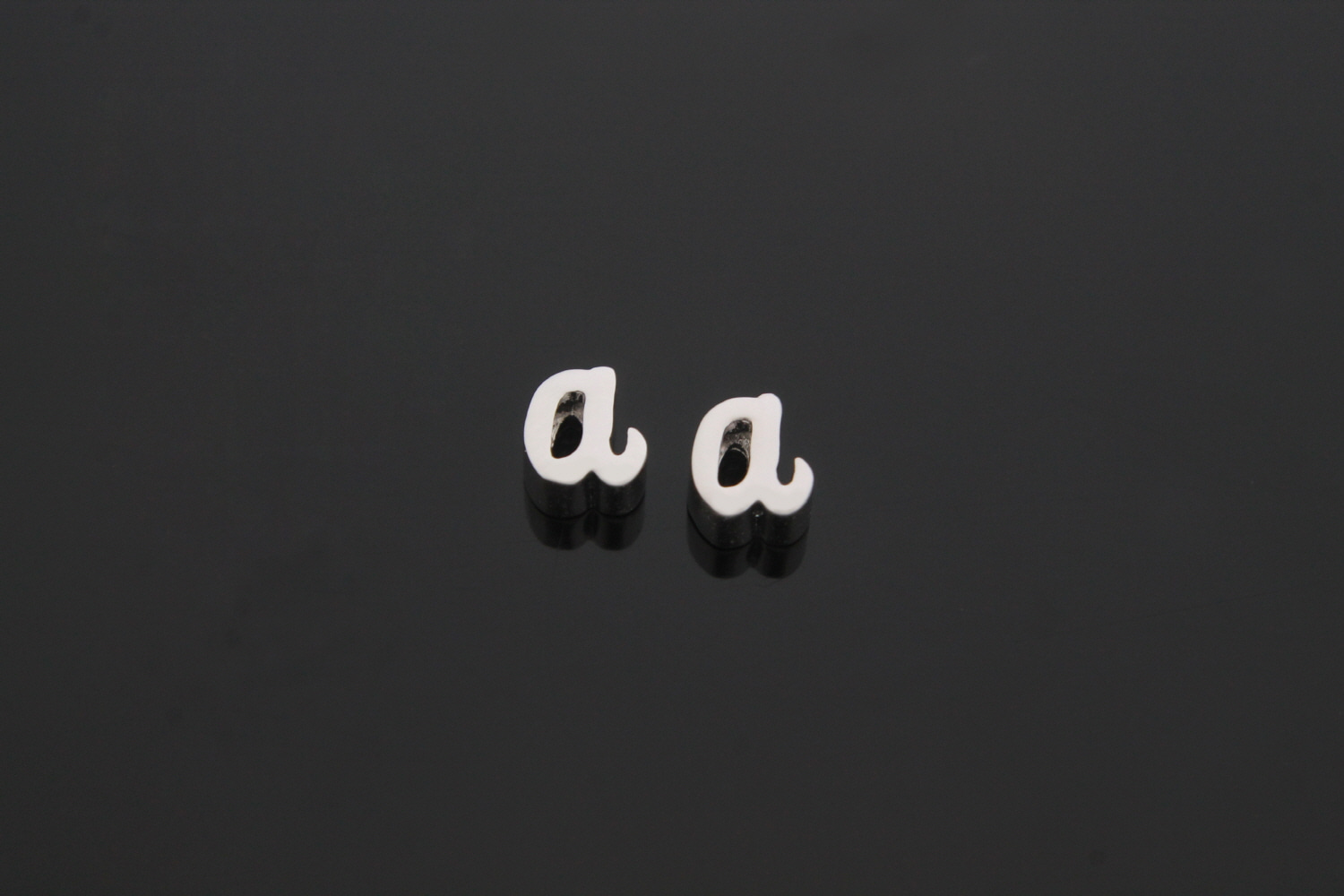 알파벳소문자 a, AA-R10, 2개, 무광화이트골드도금, 5x5x3mm