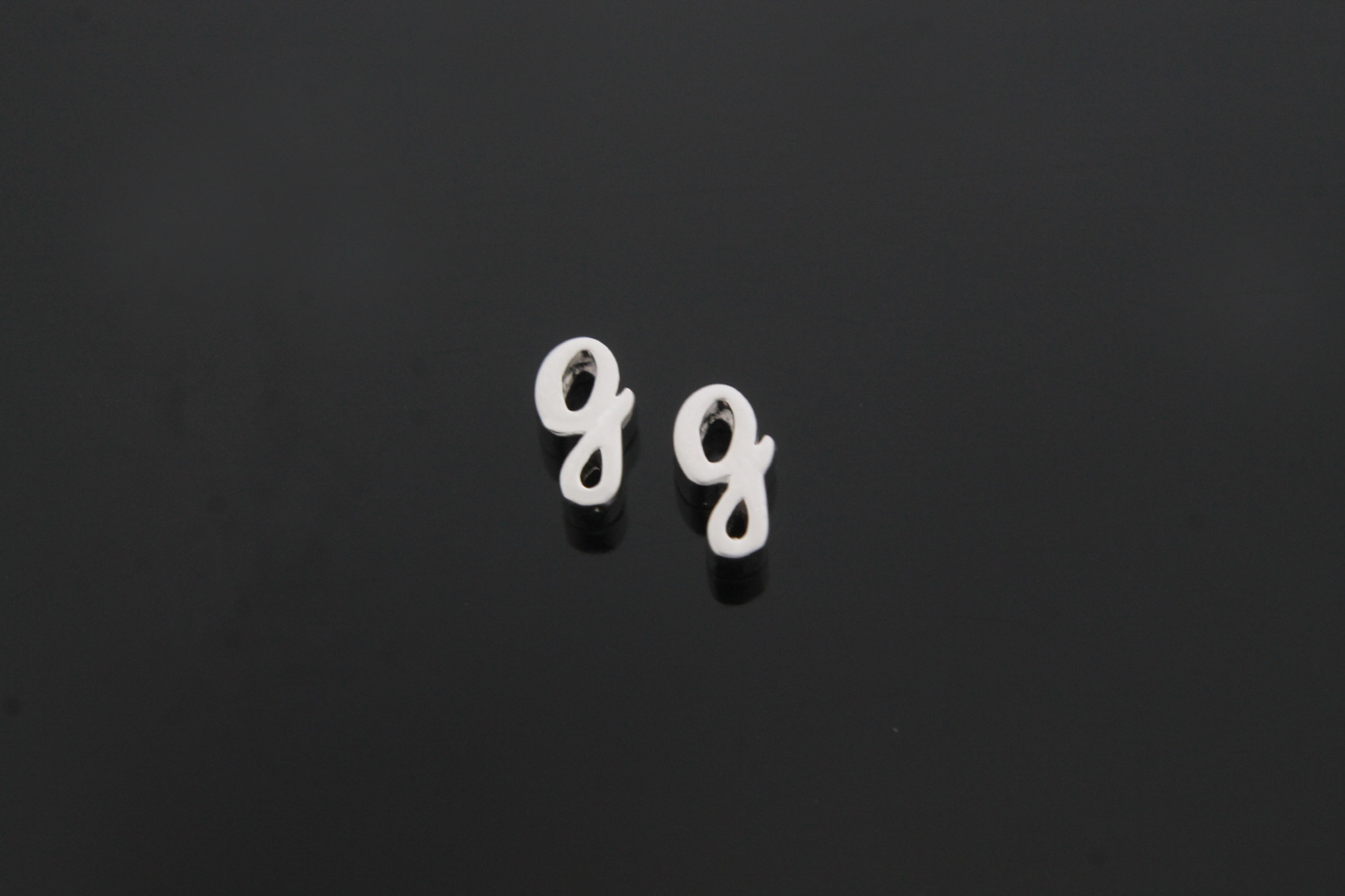 알파벳소문자 g, AG-R10, 2개, 무광로듐도금, 8x4x4mm