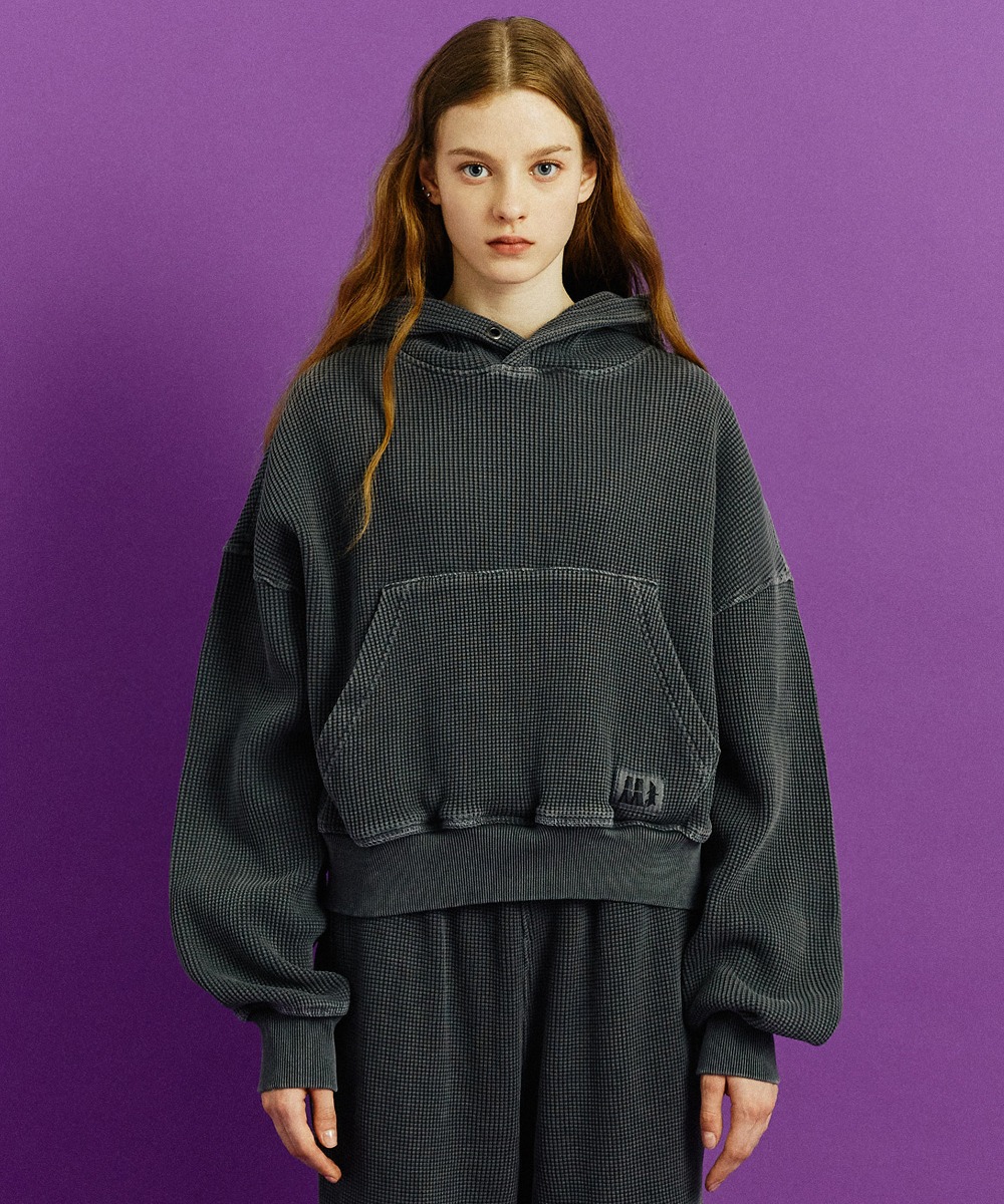 (W) WAFFLE PIGMENT CROP HOODIE (CHARCOAL) [LRQFCTH357M]
