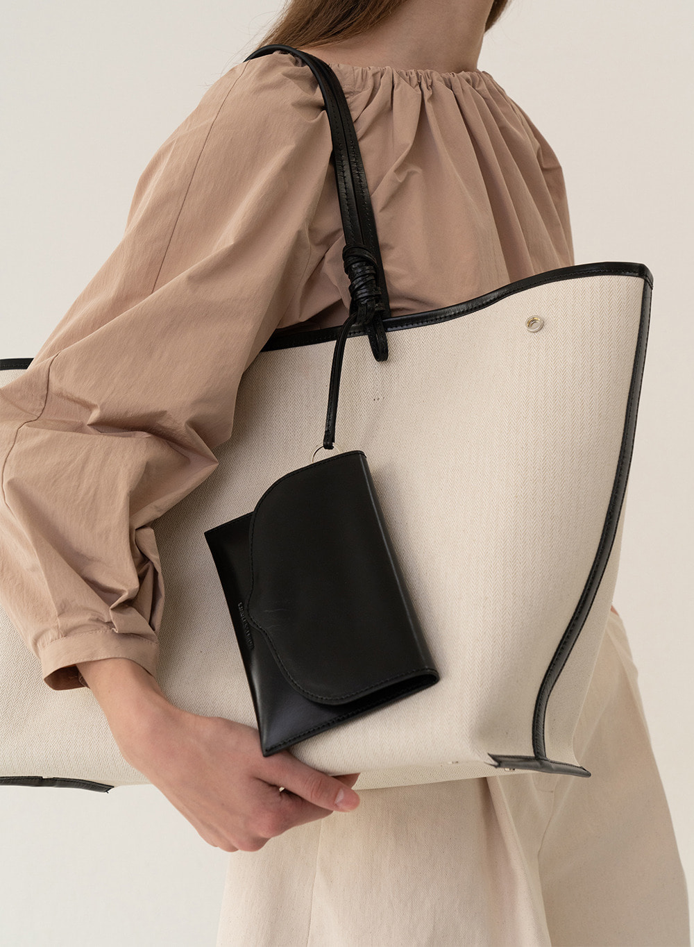 ★KINDERSALMON★送料込 Leather-Trimmed Canvas Crossbody Ecru ESSENTIAL] Leather-Trimmed Canvas Crossbody Ecru - KINDERSALMON