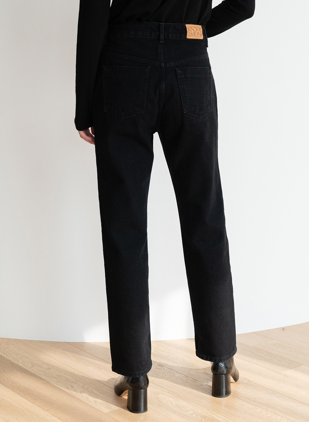 [ESSENTIAL] 바네트 Barnett Straight Jeans Black