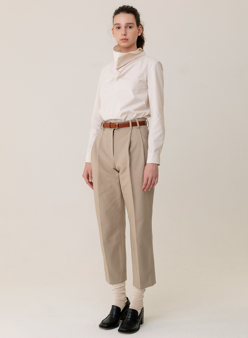 Two Tuck Cropped Cotton Pants Beige