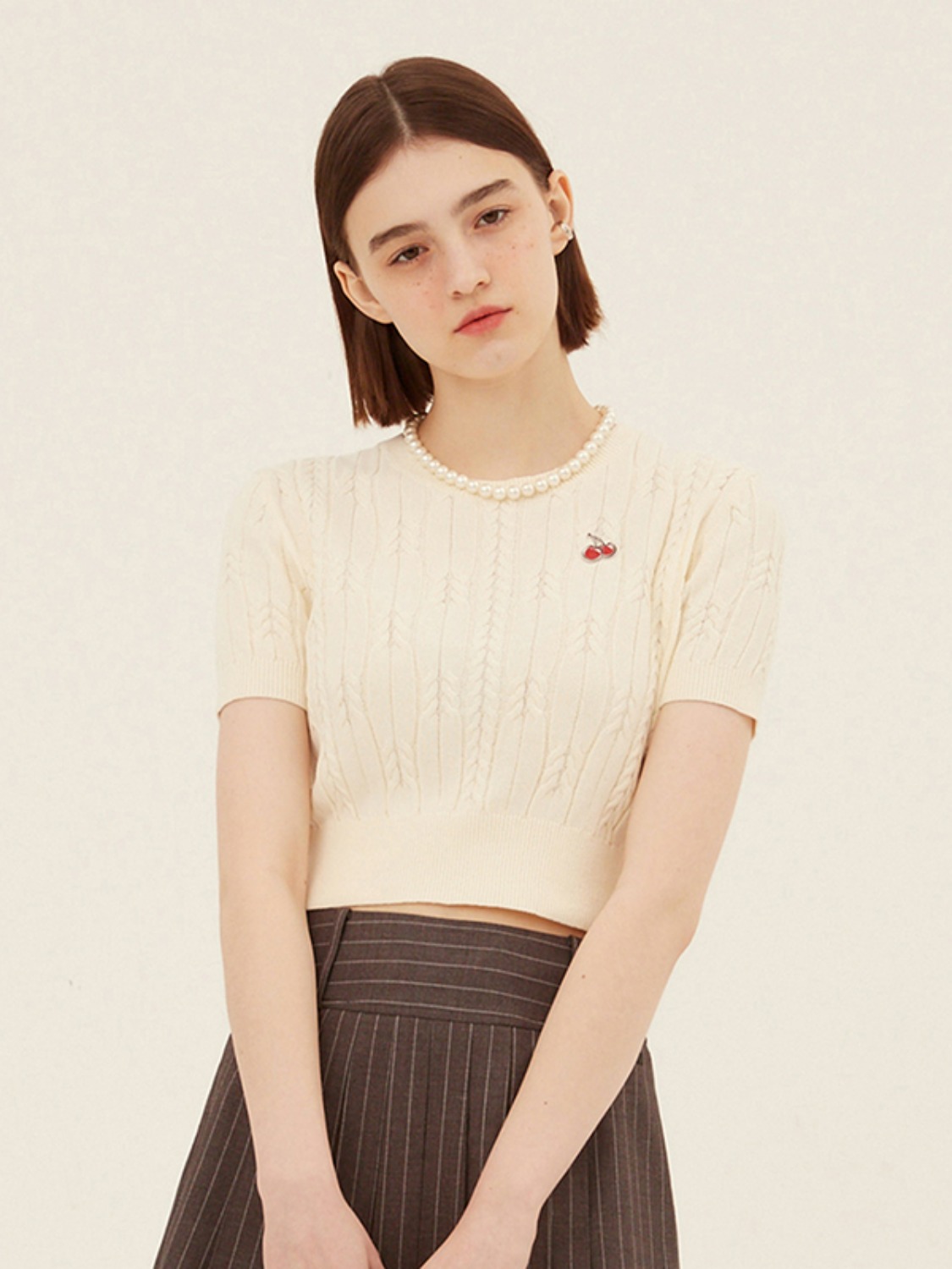 SMALL CHERRY CABLE CROP SHORT SLEEVE KNIT [IVORY]