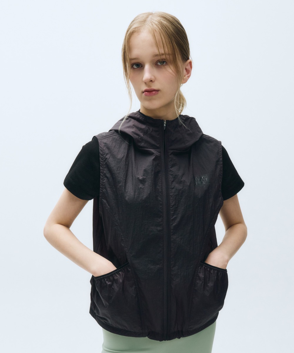 MOUVEMENT W NYLON HOOD VEST charcoal
