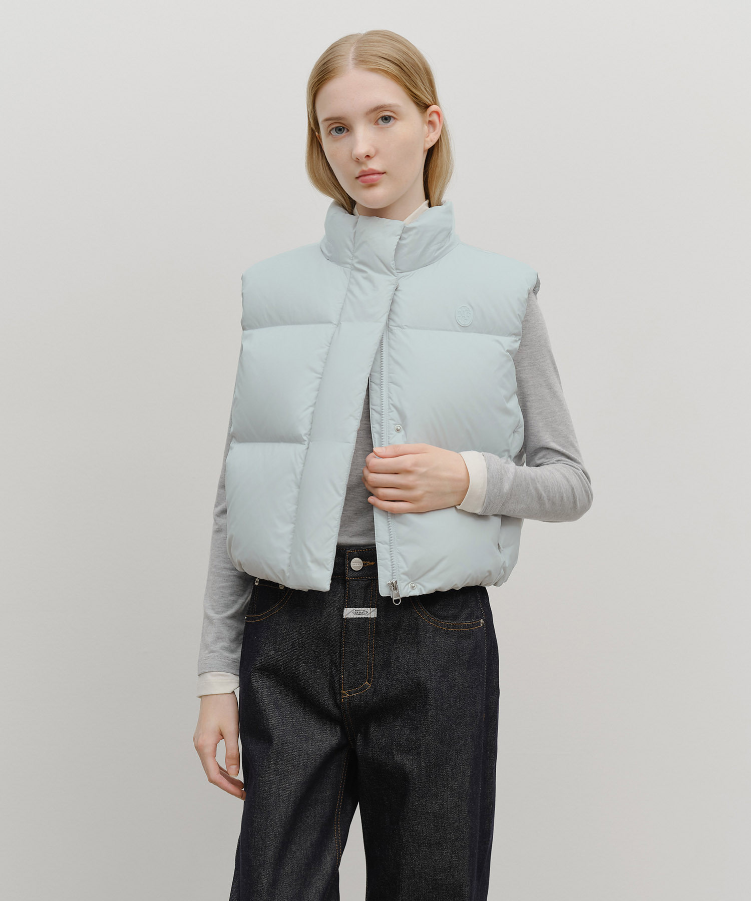 W CIRCLE LOGO CROP HOODED DOWN VEST mint gray