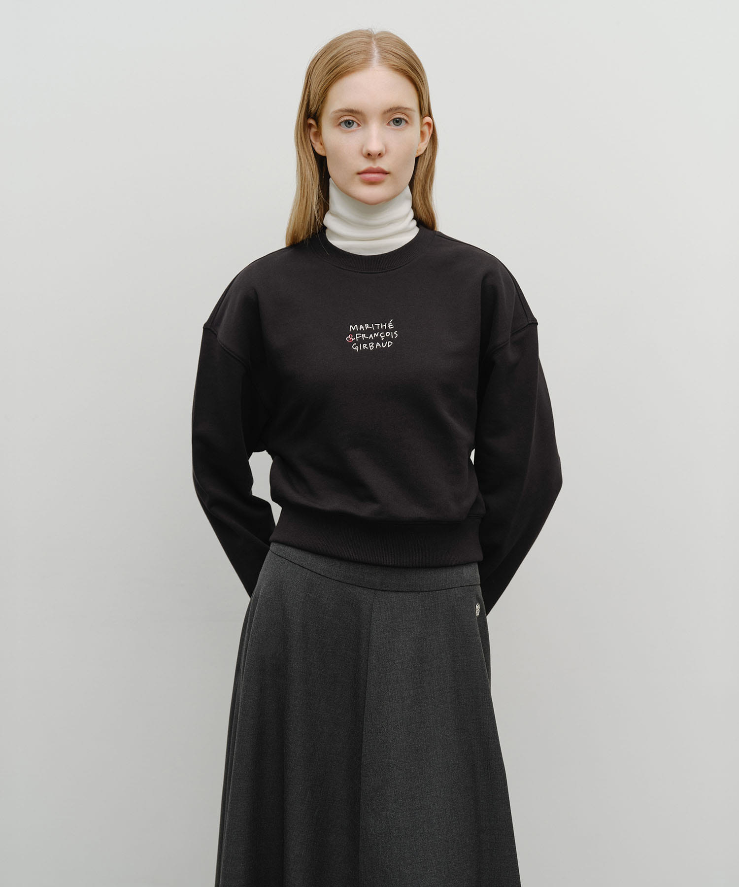 W MARITHE LOVE GRAPHIC CROP SWEATSHIRT black