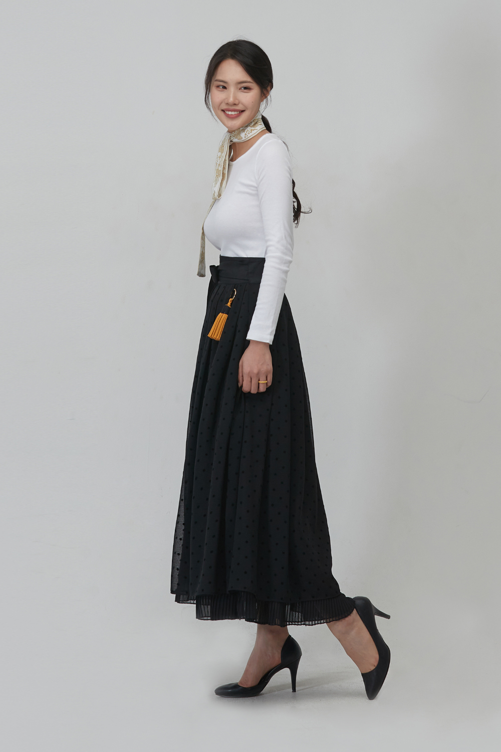 long skirt model image-S20L4