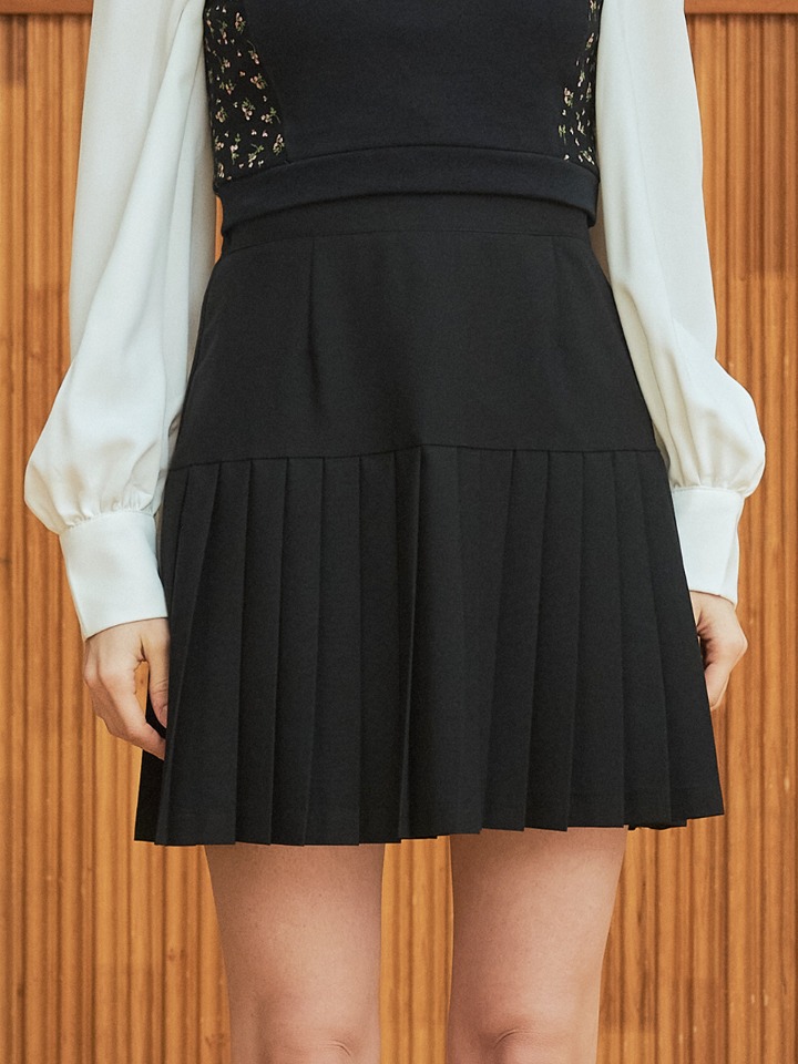 Love in Campus Pleats skirt ( black )