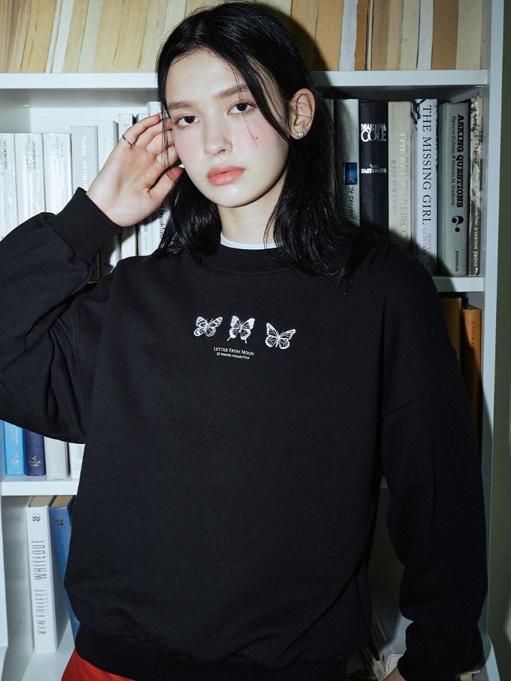 [12월 4일 예약배송] Triple Butterfly Embroidered Sweatshirt ( Black )