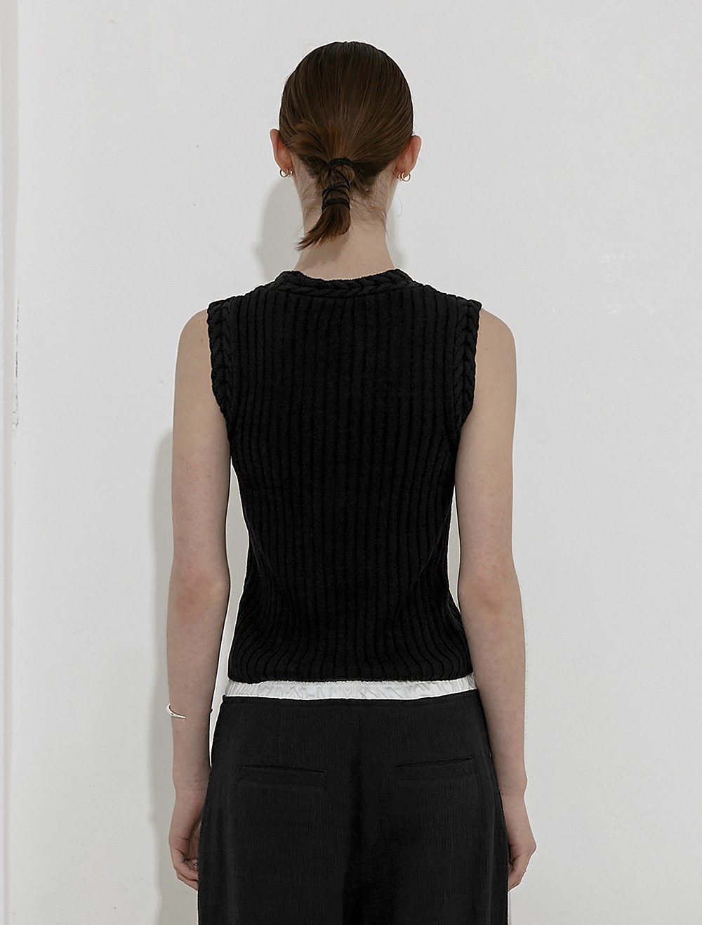 CABLE DETAIL SLEEVELESS KNIT [BLACK]
