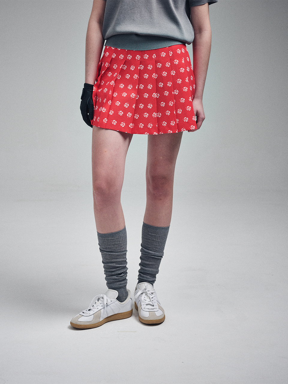 [ACTIF][PLEATS MINI SKIRT ALL OVER CLOVERMARDI PRINTED_RED IVORY