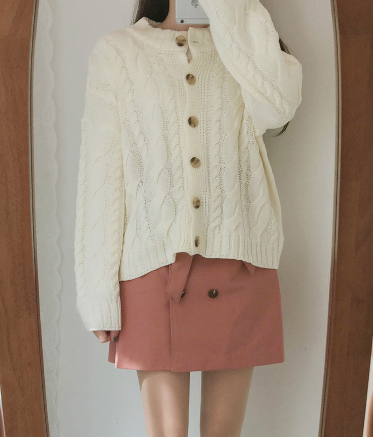 ROMANTIC MUSESolid Tone Cable Knit Cardigan