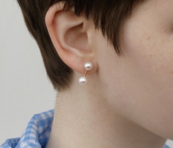 The dumbbell pearl earrings