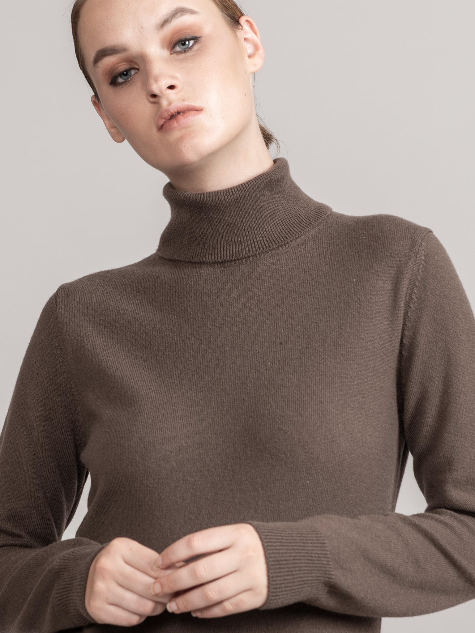 ROYAL Collection. Italy Cashmere 100% Back Logo Detail Turtle Neck Pullover