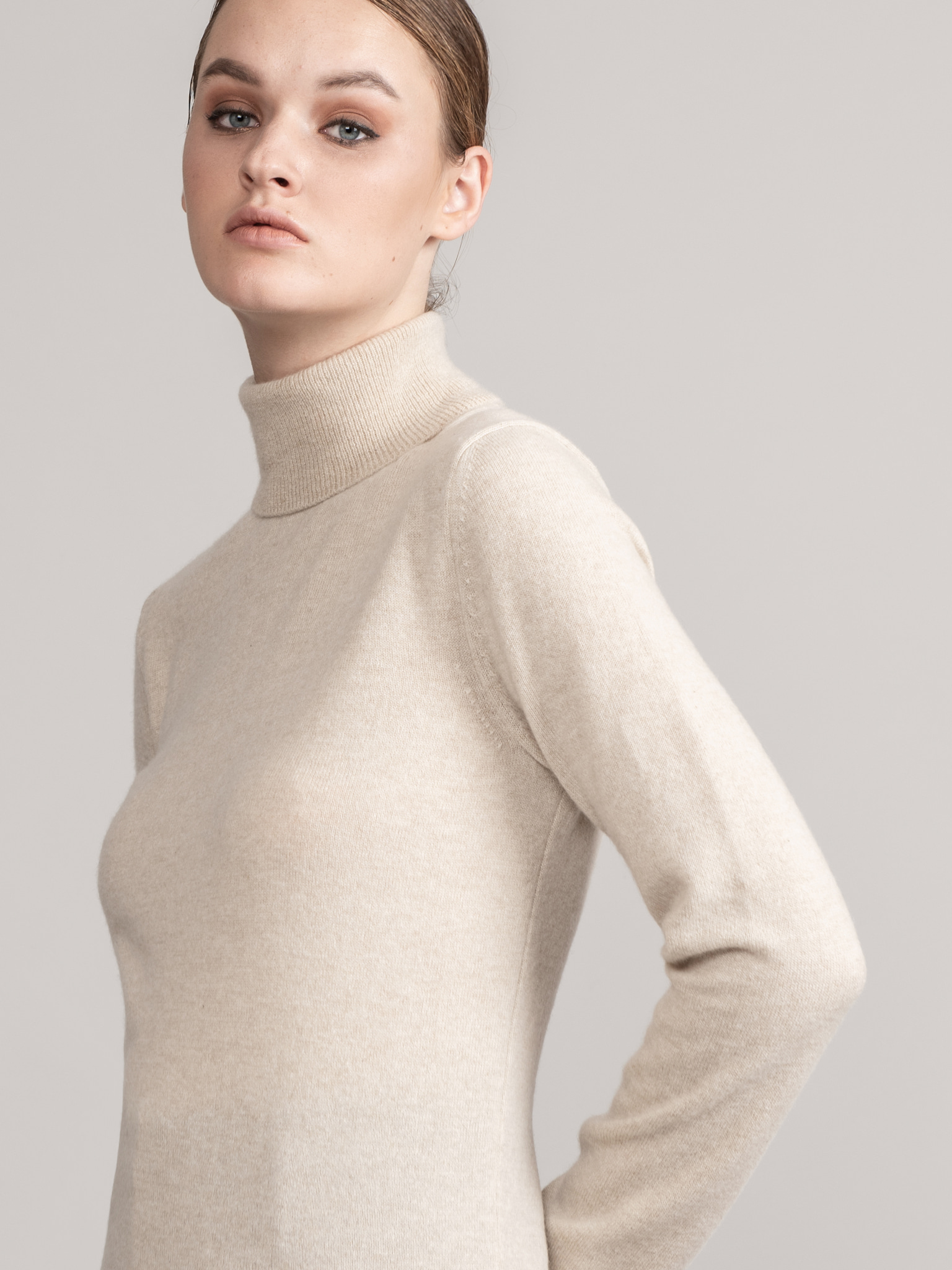 ROYAL Collection. Loro Piana Cashmere 100% Back Logo Detail Turtle Neck Pullover