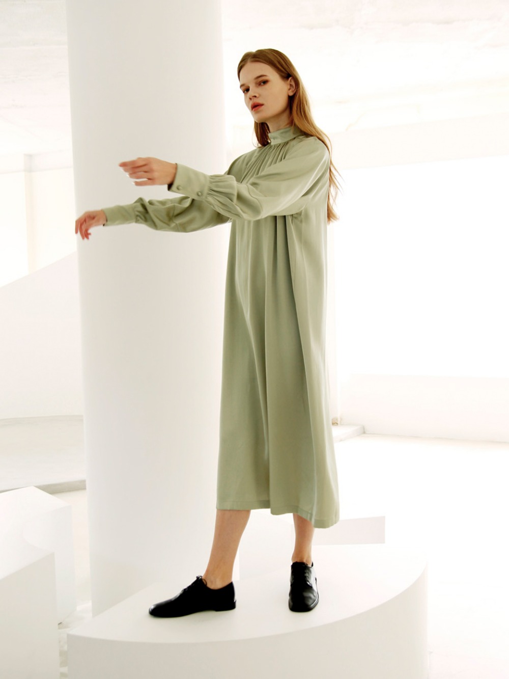 Shirring high-neck dress in olive