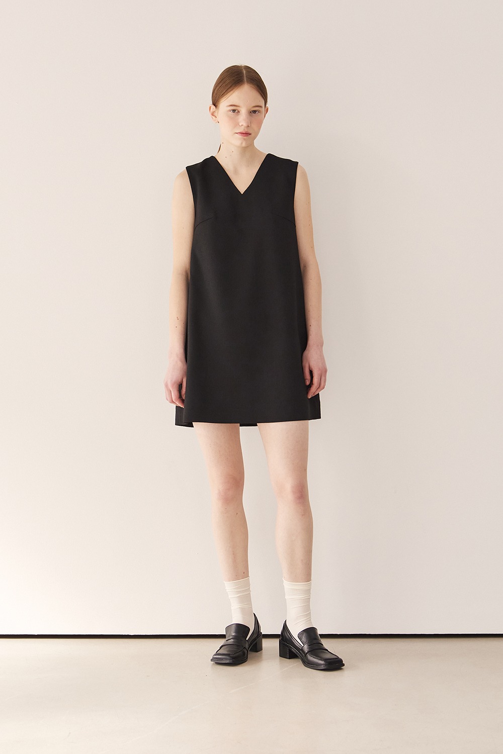 V-neck minimal mini dress_black