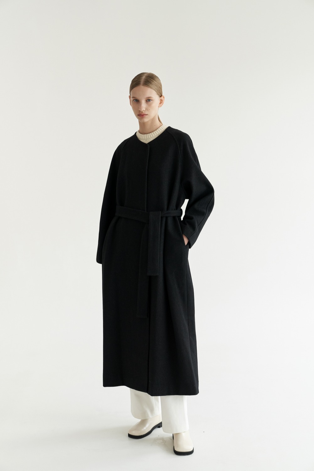Round long coat in black
