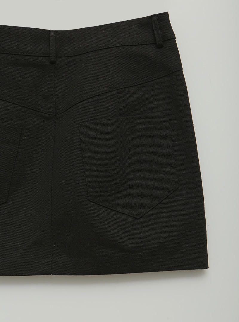 腰間鈕釦造型純色短裙