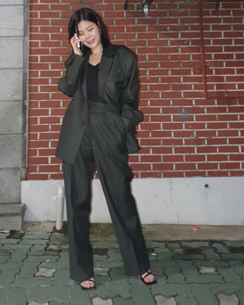 린 님 / Singer Lyn with Kanto Sandals in Black