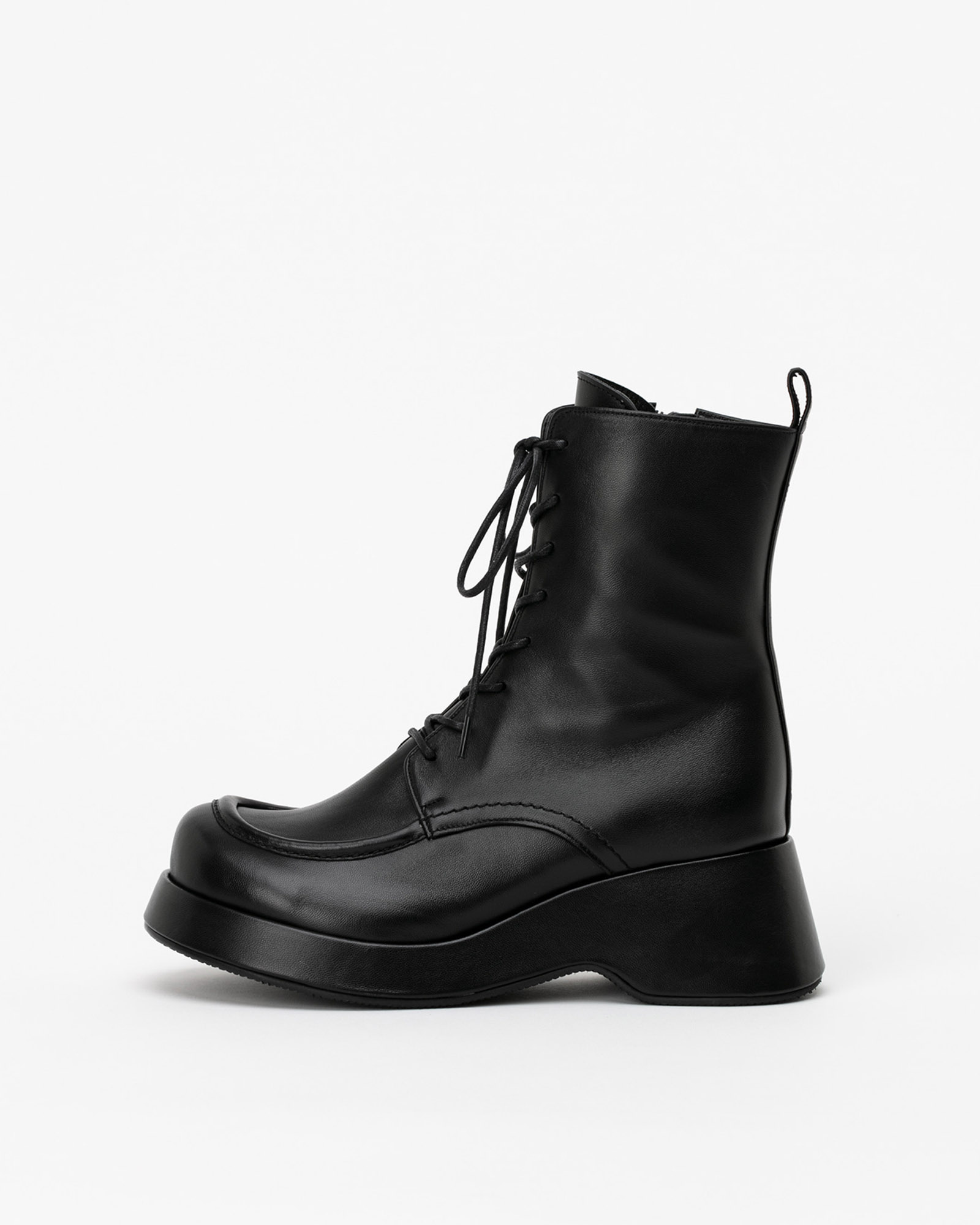 Agitato Platform Lace-up boots in Black