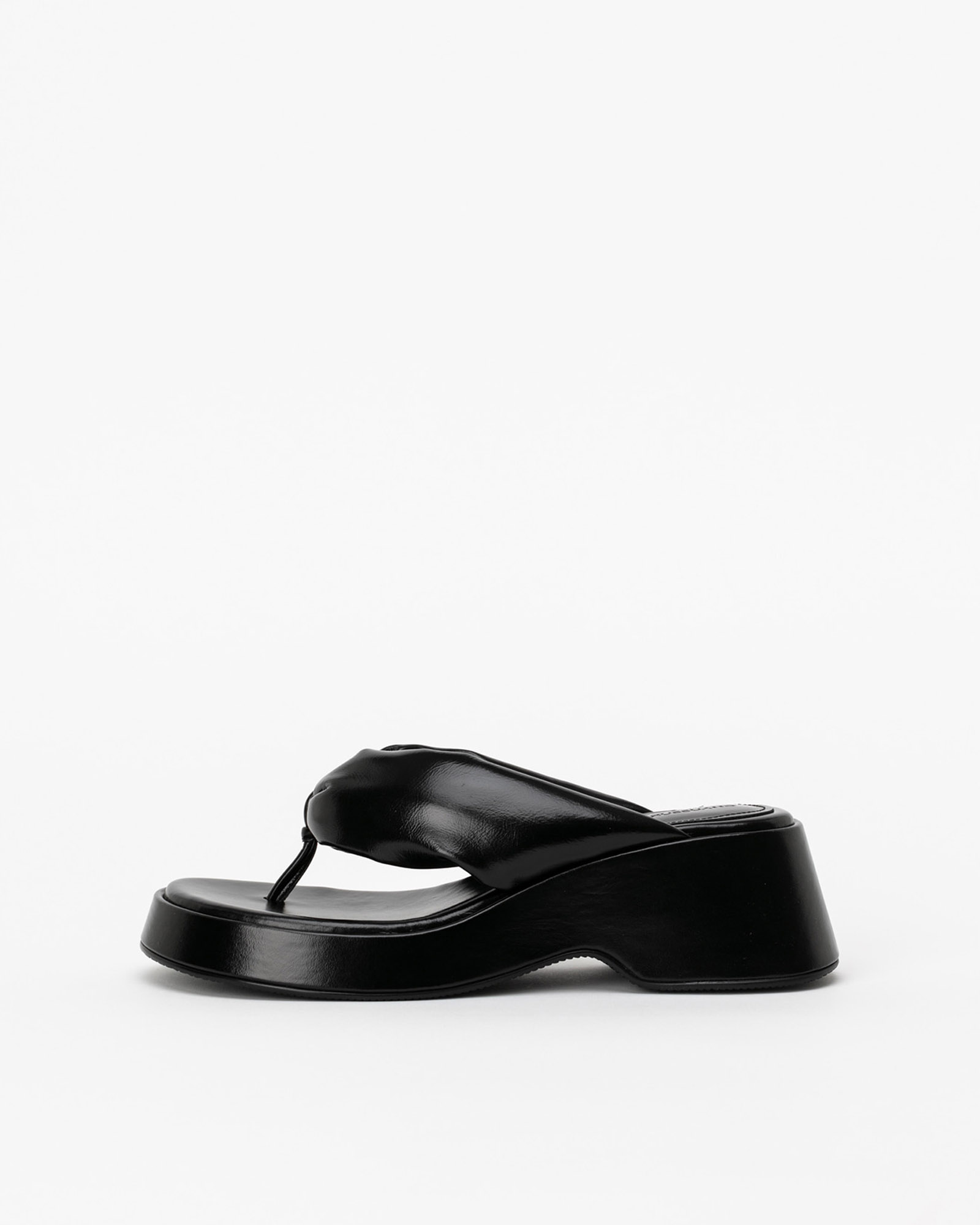 Potran Padded Thong Platform Sandals in Wrinkled Black