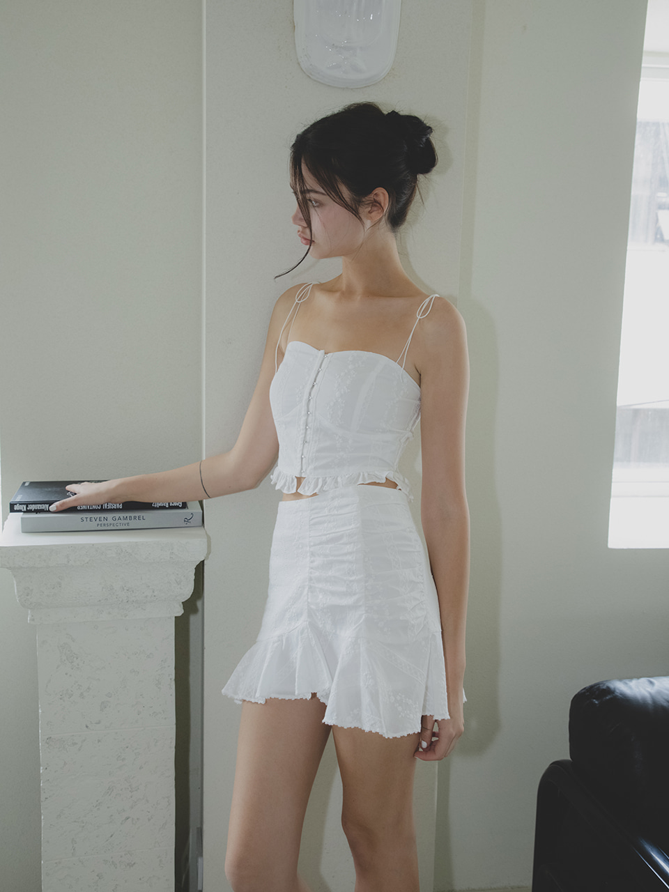 [화사 착용] Lace bustier sleeveless (white)