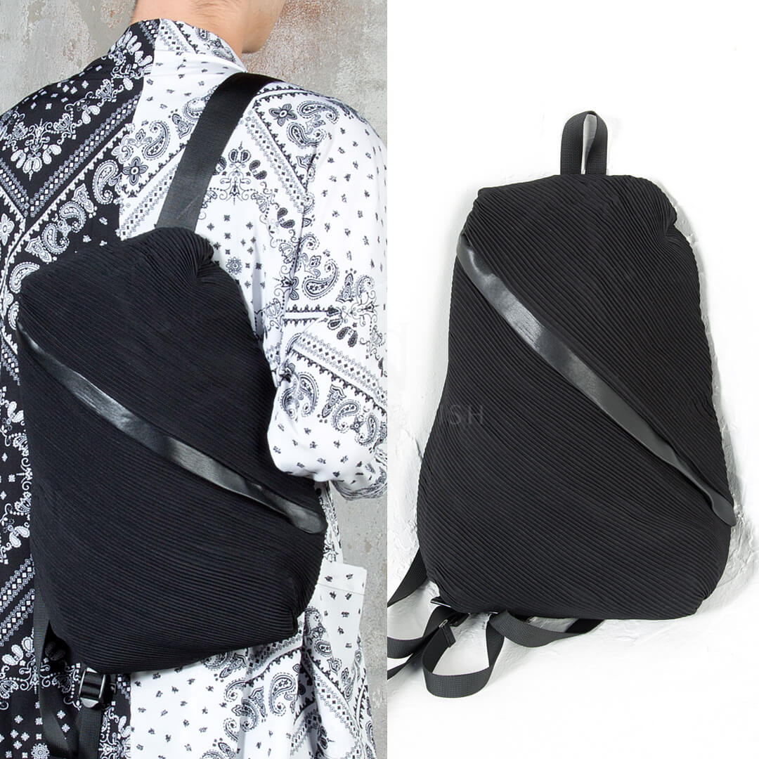 Diagonal patterned compact backpack