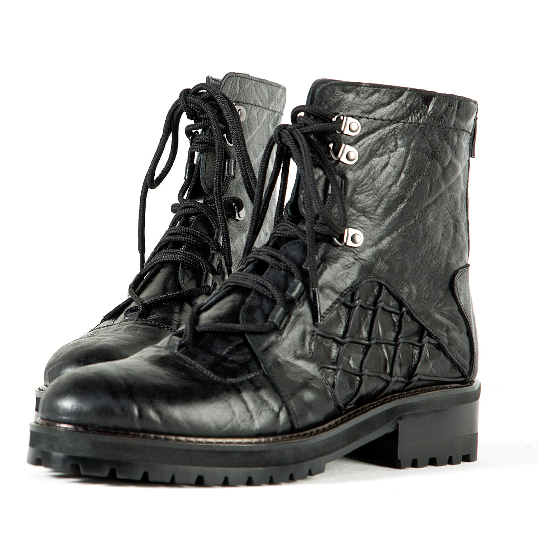 Web pattern accent leather boots