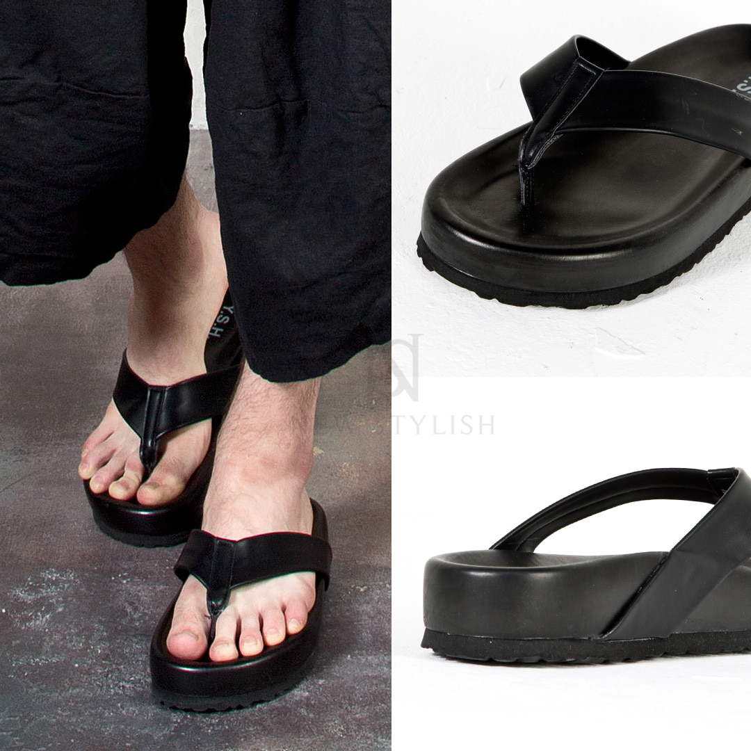 Chunky outsole all-black flip flop