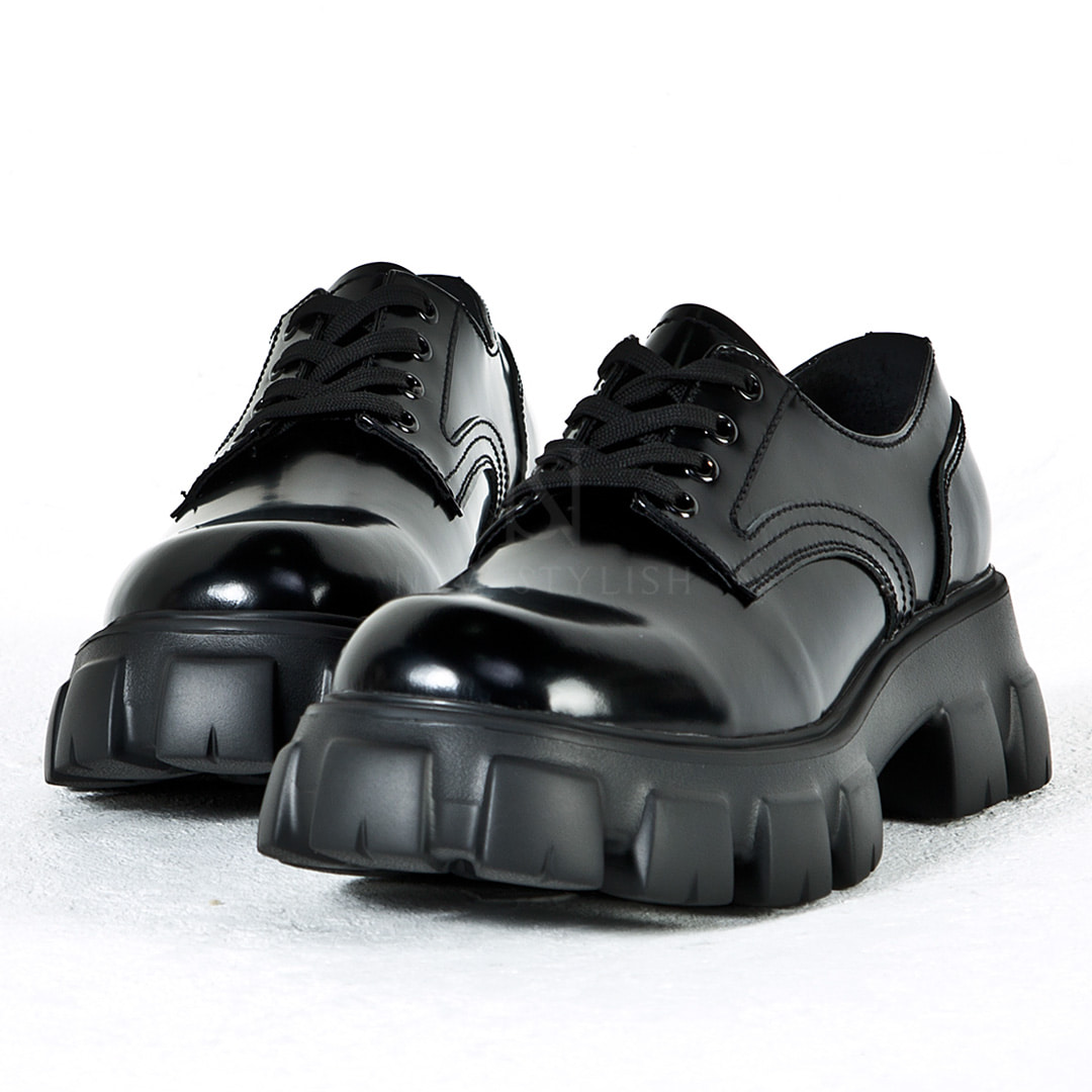Chunky lug sole straight tip shoes