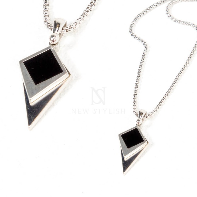 Contrast tip charm metal necklace