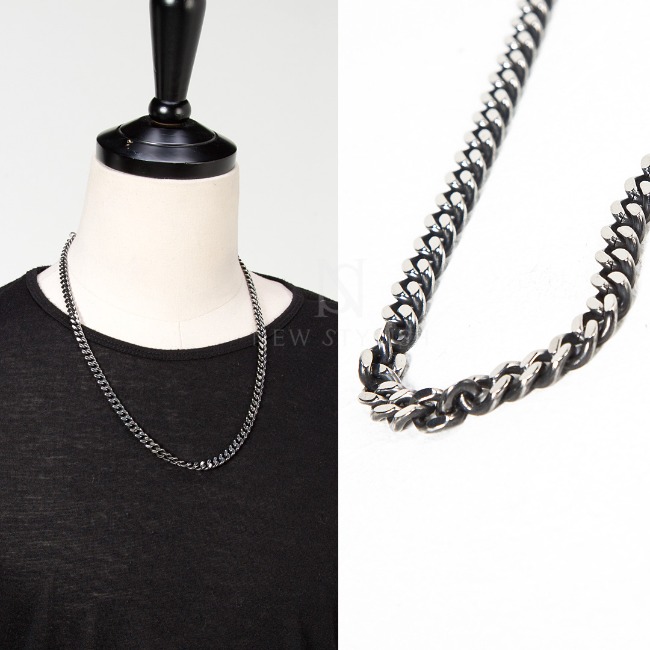 Mid-sized chain necklace