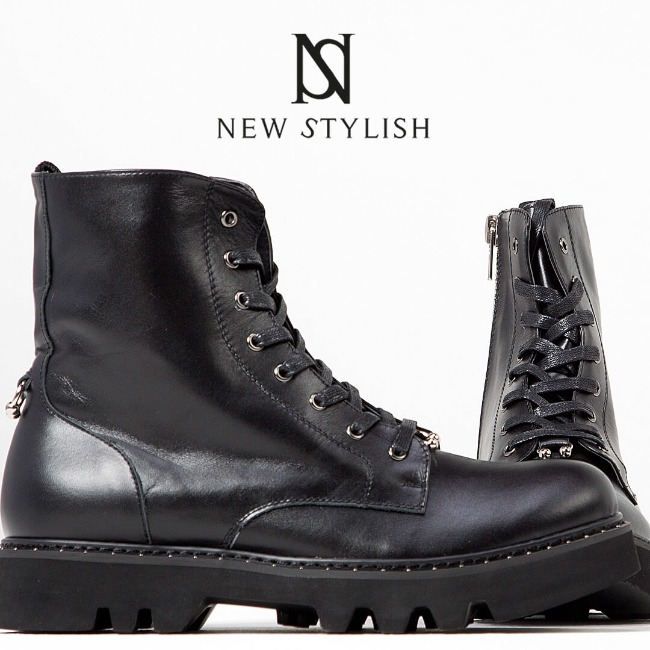 Open-ring accent black lace-up boots