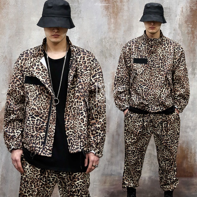 Leopard patterned cropped zip-up jacket
