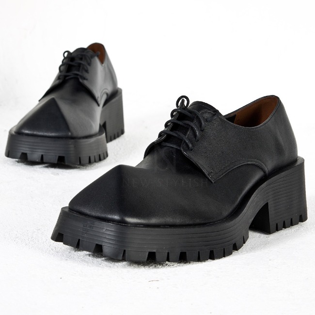 Chunky outsole triangle toe leather shoes