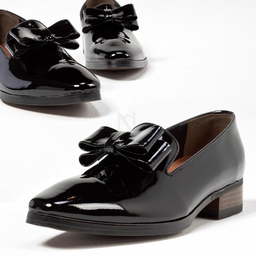 Glossy black ribbon shoes