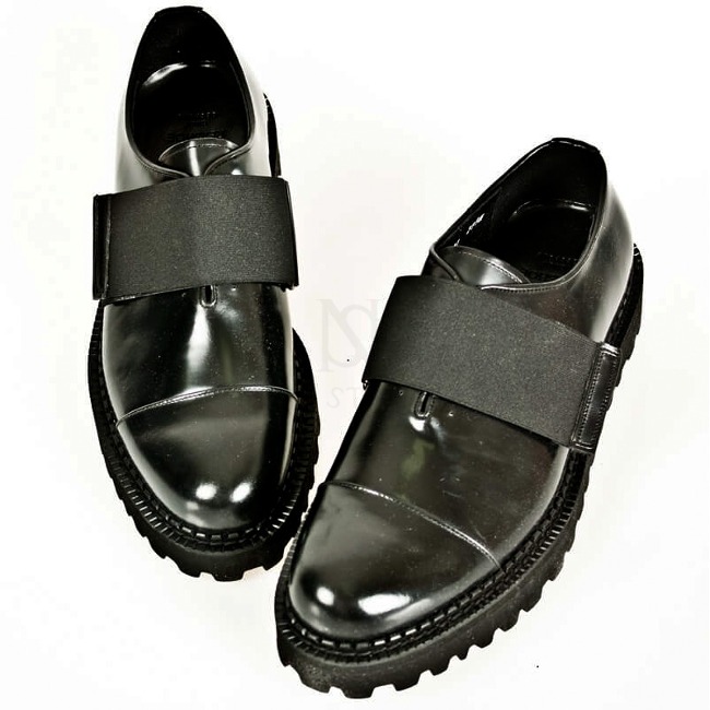 Saw-tooth Sole Accent Velcro Shoes