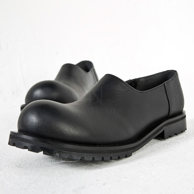 Round toe commando outsole leather shoes