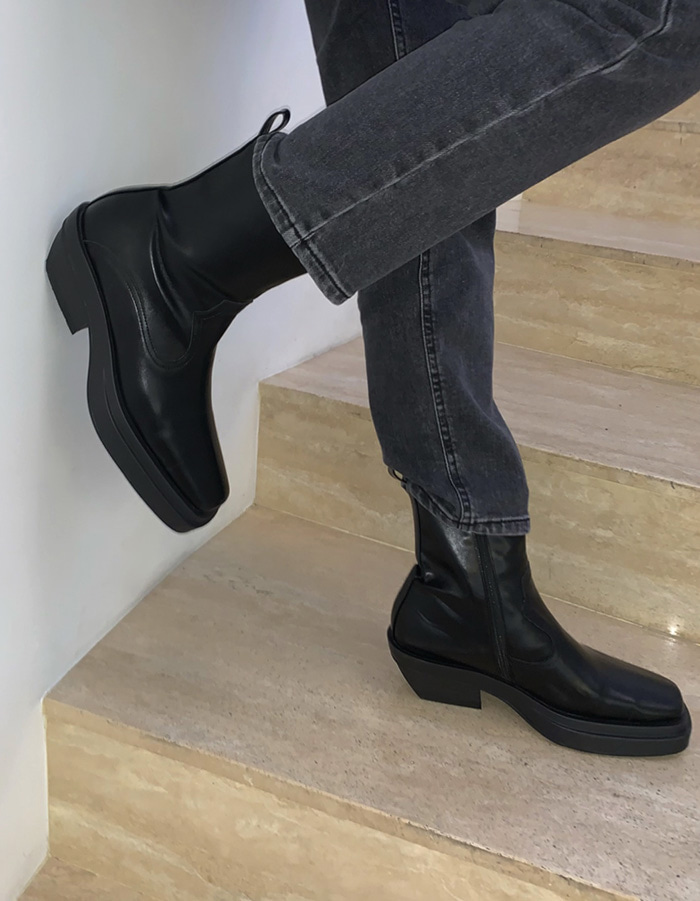 Square unbal ankle boots
