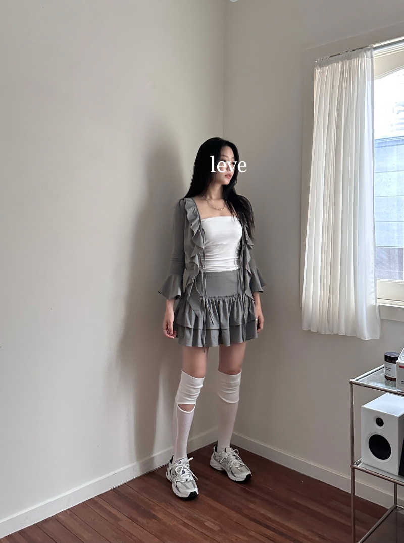 mini skirt model image-S1L23