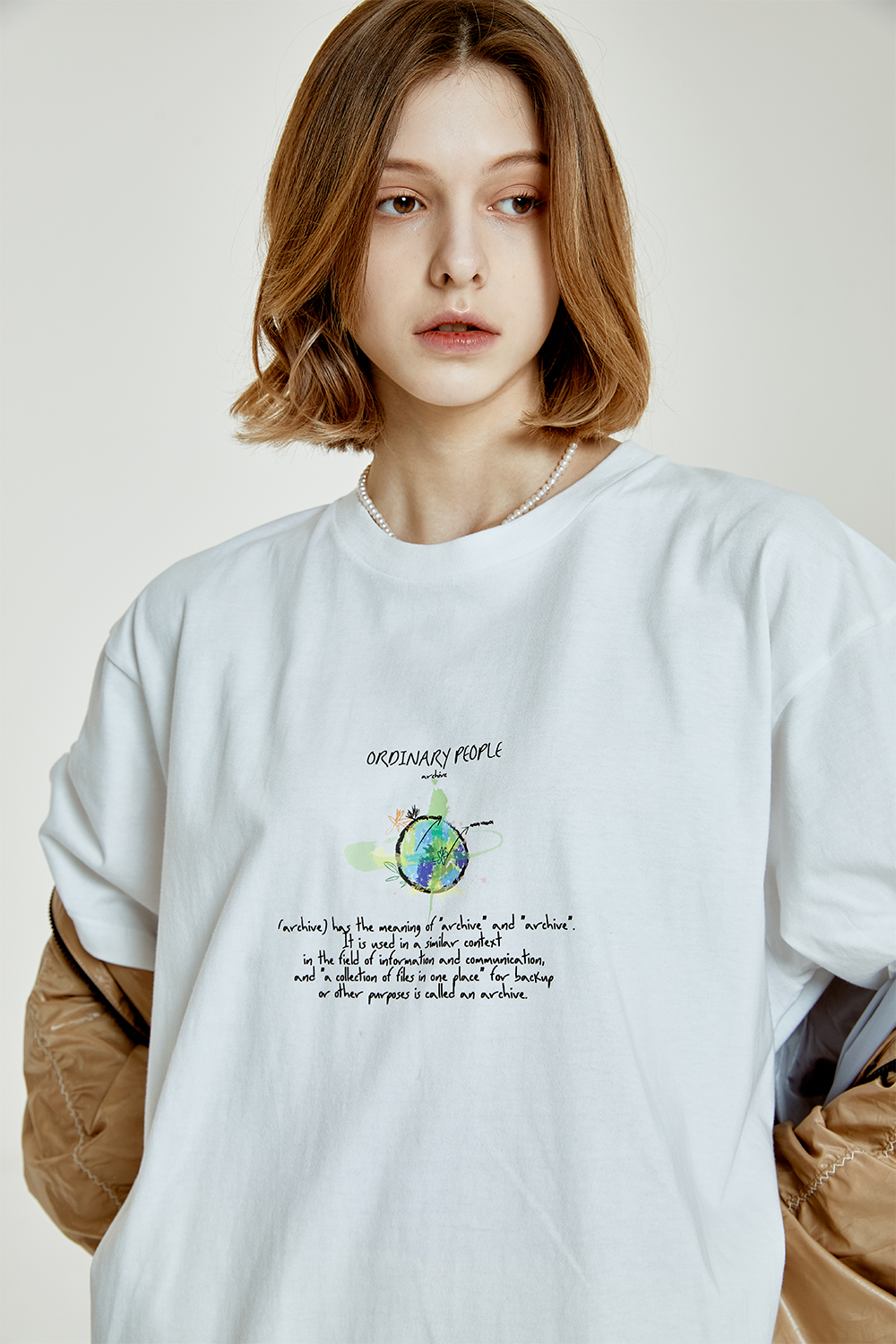 [5월 18일 예약발송] 지구 그래픽 반팔 화이트 티셔츠