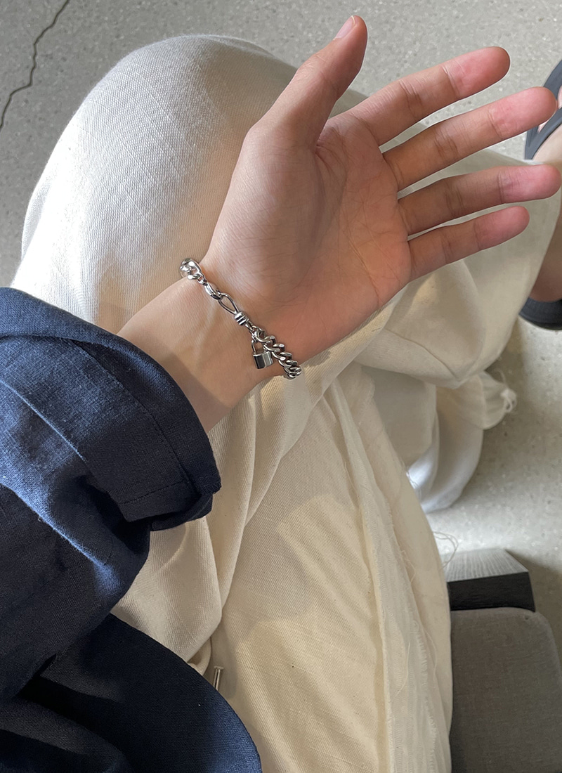 [ORNUI] ﻿Lock chain ﻿bracelet﻿ 오르누이 자물쇠팔찌