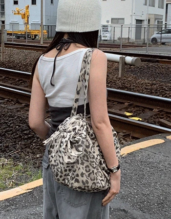 레오파드 집업숄더백