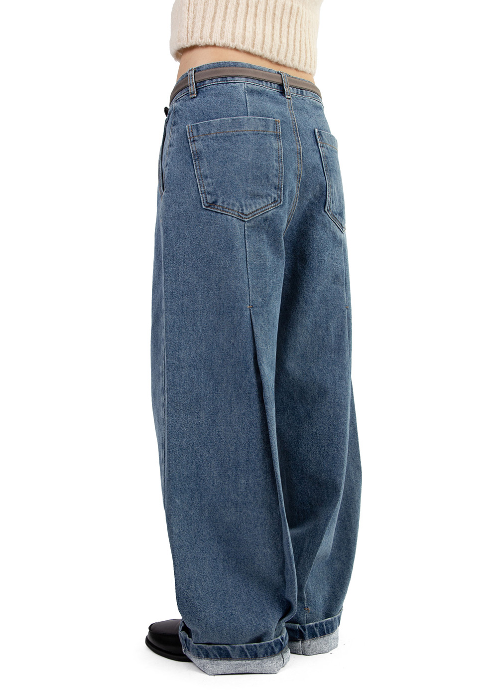 BACK PINTUCK JEANS