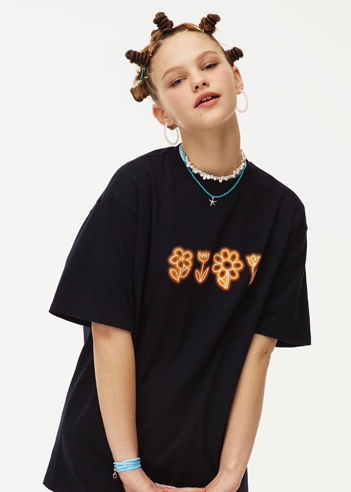 Flower drawing Over fit T-shirt [NAVY]Flower drawing Over fit T-shirt [NAVY]자체브랜드