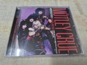 2CD＋DVD！モトリー・クルー / ラウド・アズ・ファック Loud As Fuck-Deluxe Sound & Vision - Amazon.com Music