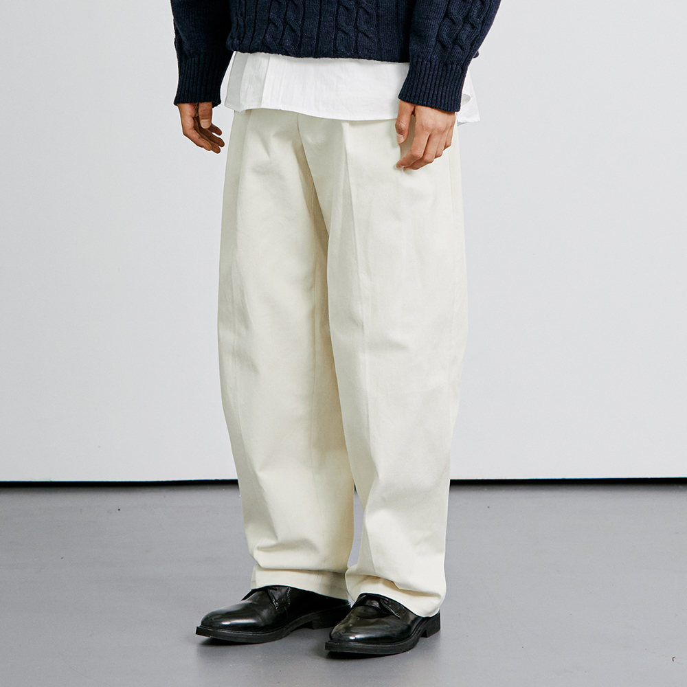 WIDE CURVE FIT TWO TUCK CHINO PANTS CREAM
