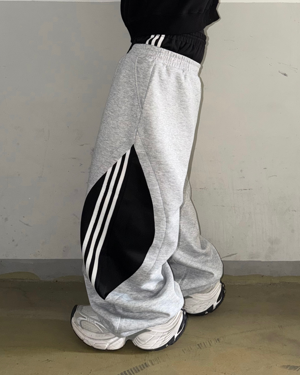 바지 모델 착용 이미지-S2L8