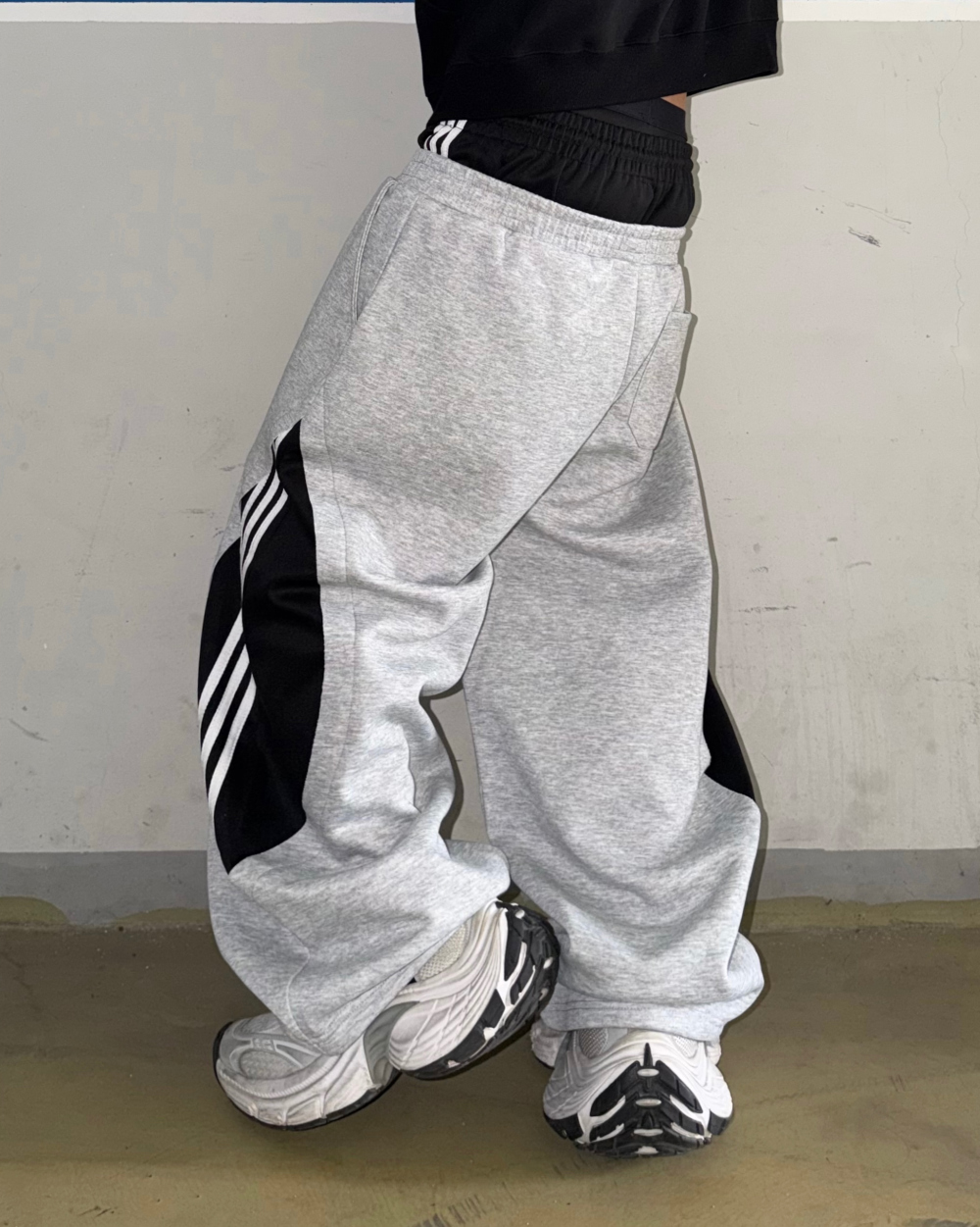 바지 모델 착용 이미지-S2L7